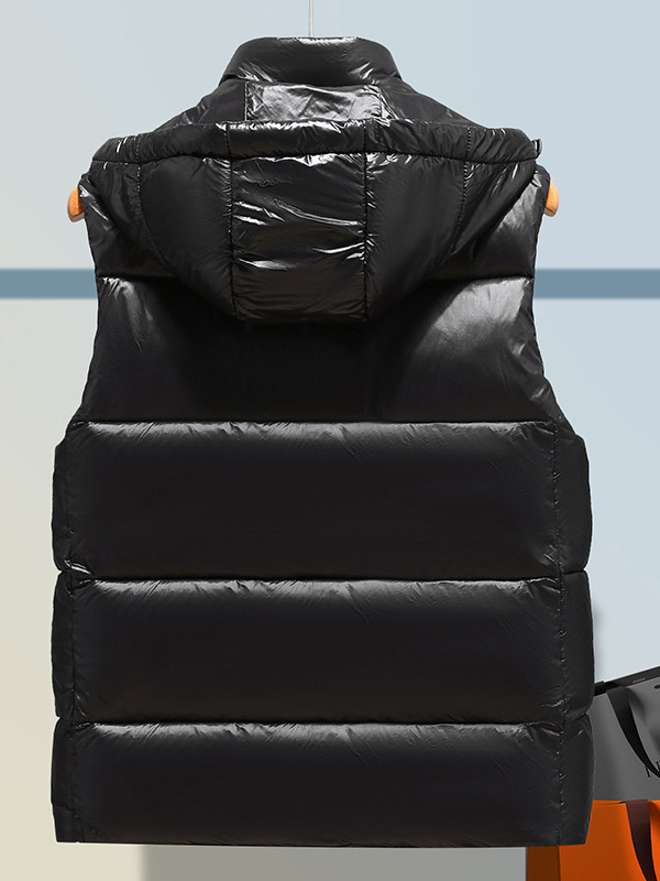Жилетка с качулка, флисово вътрешно подслояване, пълнеж полиестерни влакна, основна тъкан полиестер, модел едноцветен, сваляща се яка, зимна версия 2024