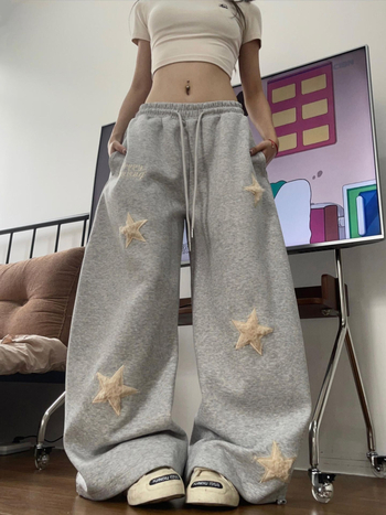 Női sportos casual nadrág csillag hímzett foltokkal, pamut anyag, elasztikus derék, lazán szabott, széles szárú, ősz 2025