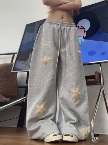 Női sportos casual nadrág csillag hímzett foltokkal, pamut anyag, elasztikus derék, lazán szabott, széles szárú, ősz 2025