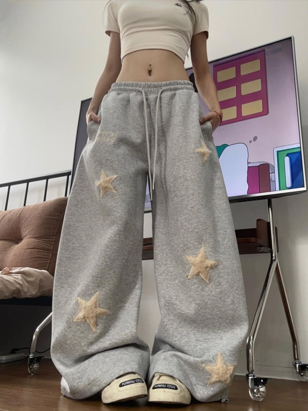 Női sportos casual nadrág csillag hímzett foltokkal, pamut anyag, elasztikus derék, lazán szabott, széles szárú, ősz 2025