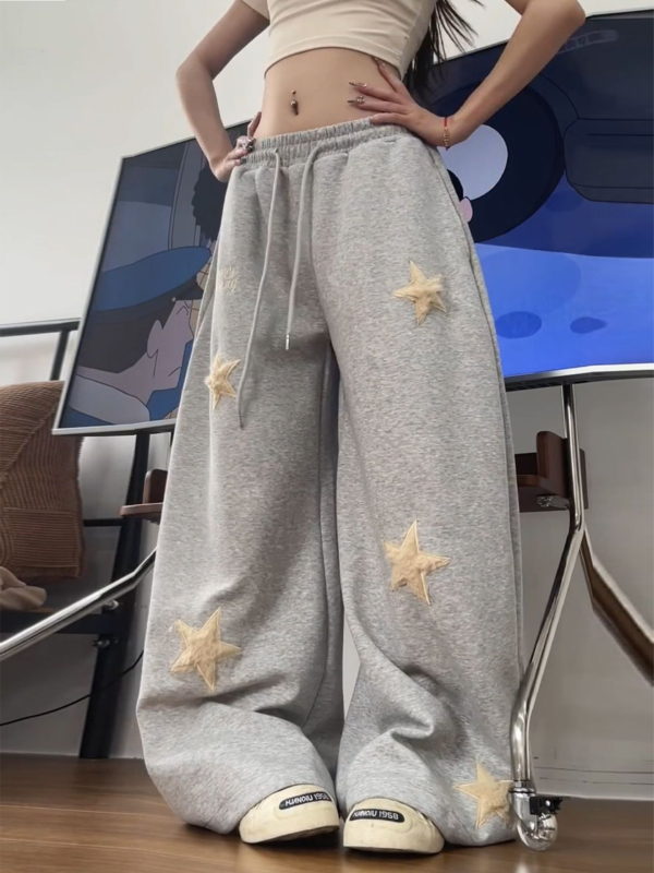 Női sportos casual nadrág csillag hímzett foltokkal, pamut anyag, elasztikus derék, lazán szabott, széles szárú, ősz 2025