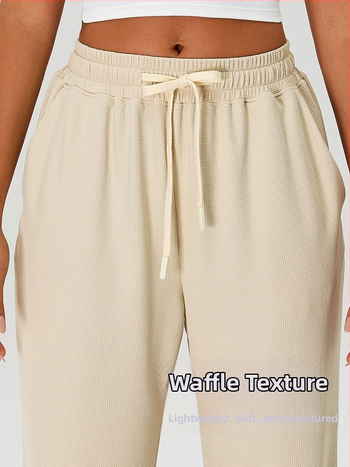 Moterų laisvo kirpimo sportinės kelnės su aukštu liemeniu ir platėjančiais kelnais, raišteliu; nailono audinys su spandeksu 90% pamušalu, drėgmės nukreipimas ir kvėpavimas, tinka bėgiojimui ir fitnesui