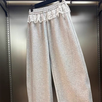 Plačios moterų sportinės kelnės su nėrinių įdėja ir įlinktu krašteliu, aukštas juosmuo, poliesterio audinys, vidutinio tankio