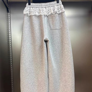 Plačios moterų sportinės kelnės su nėrinių įdėja ir įlinktu krašteliu, aukštas juosmuo, poliesterio audinys, vidutinio tankio