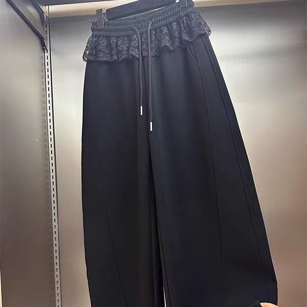 Plačios moterų sportinės kelnės su nėrinių įdėja ir įlinktu krašteliu, aukštas juosmuo, poliesterio audinys, vidutinio tankio