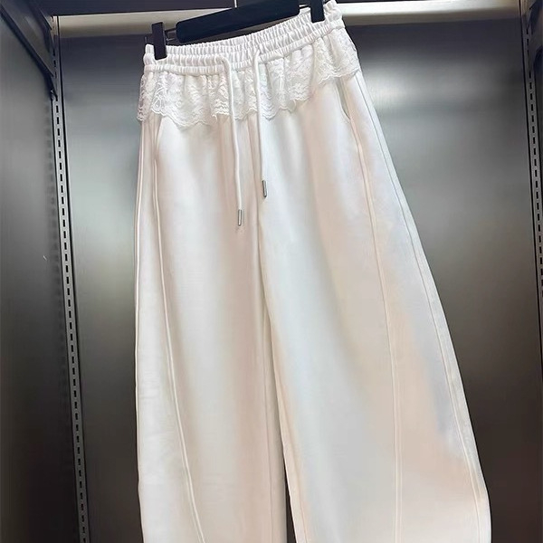 Plačios moterų sportinės kelnės su nėrinių įdėja ir įlinktu krašteliu, aukštas juosmuo, poliesterio audinys, vidutinio tankio