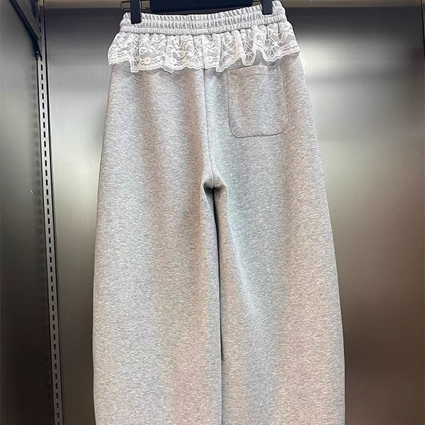 Plačios moterų sportinės kelnės su nėrinių įdėja ir įlinktu krašteliu, aukštas juosmuo, poliesterio audinys, vidutinio tankio