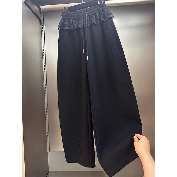 Plačios moterų sportinės kelnės su nėrinių įdėja ir įlinktu krašteliu, aukštas juosmuo, poliesterio audinys, vidutinio tankio