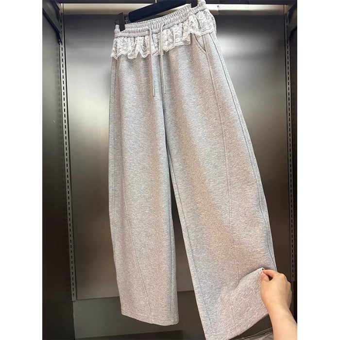 Plačios moterų sportinės kelnės su nėrinių įdėja ir įlinktu krašteliu, aukštas juosmuo, poliesterio audinys, vidutinio tankio