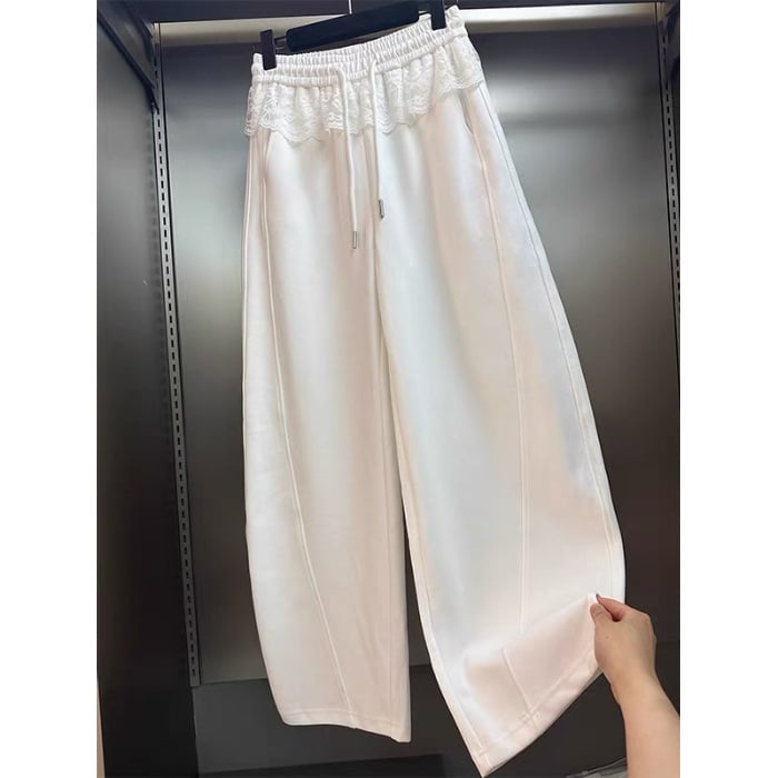 Plačios moterų sportinės kelnės su nėrinių įdėja ir įlinktu krašteliu, aukštas juosmuo, poliesterio audinys, vidutinio tankio