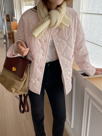 Moteriška stora pūkuota striukė su poliesterio-pamuko užpildais, išorinis audinys poliesterio pluoštai, ilgos rankovės, apykaklė crewneck, priekinis užtrauktukas su keliomis sagtimis