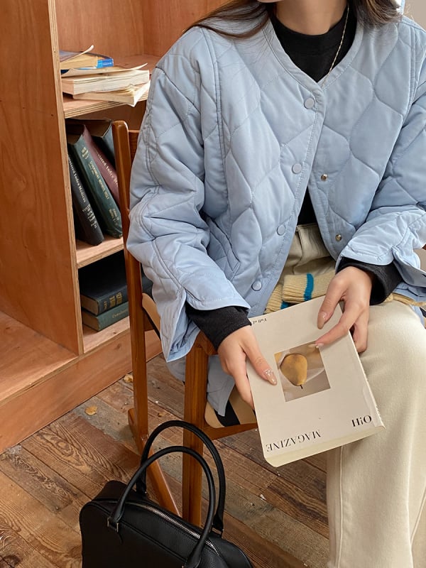 Moteriška stora pūkuota striukė su poliesterio-pamuko užpildais, išorinis audinys poliesterio pluoštai, ilgos rankovės, apykaklė crewneck, priekinis užtrauktukas su keliomis sagtimis