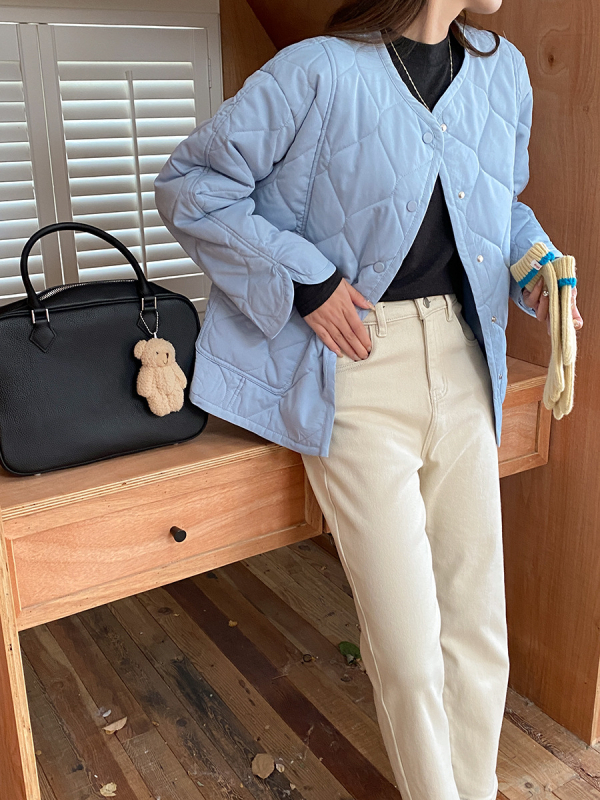 Sievietes bieza pūkaina jaka ar poliestera-kokvilnas pildījumu, ārējais audums no poliestera šķiedras, garas piedurknes, apkakle crewneck, priekšējā plūksne ar vairākām sprādžām