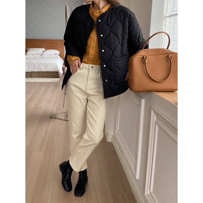 Moteriška stora pūkuota striukė su poliesterio-pamuko užpildais, išorinis audinys poliesterio pluoštai, ilgos rankovės, apykaklė crewneck, priekinis užtrauktukas su keliomis sagtimis