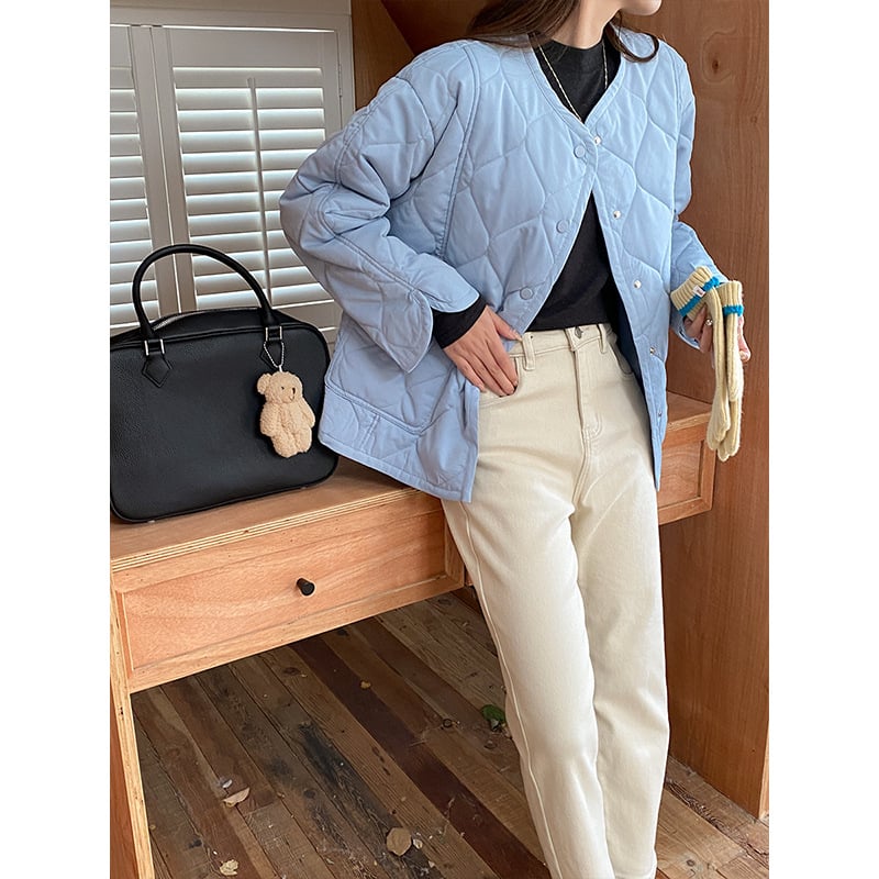 Moteriška stora pūkuota striukė su poliesterio-pamuko užpildais, išorinis audinys poliesterio pluoštai, ilgos rankovės, apykaklė crewneck, priekinis užtrauktukas su keliomis sagtimis