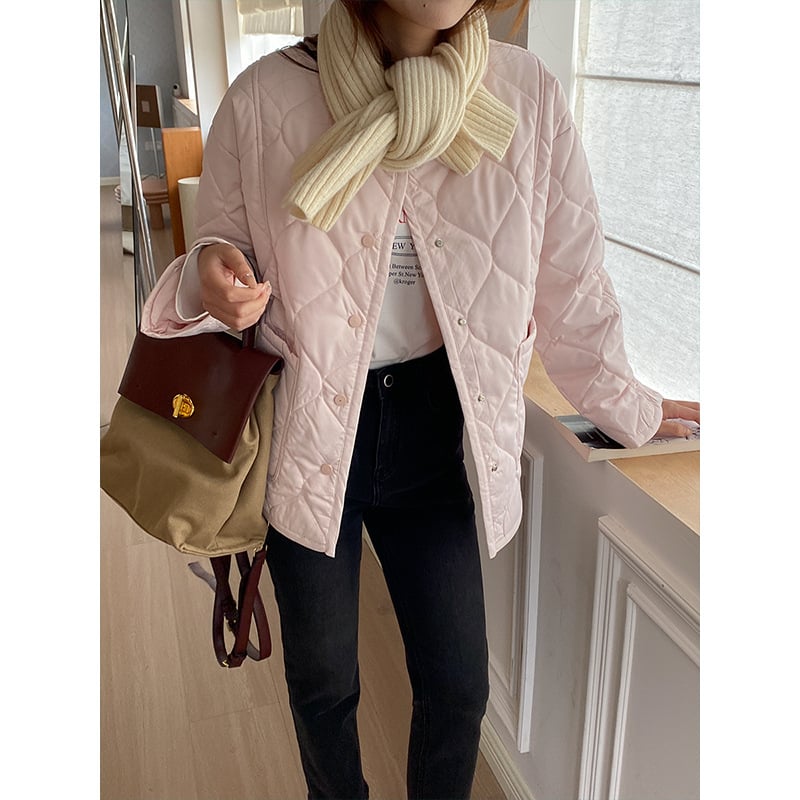 Moteriška stora pūkuota striukė su poliesterio-pamuko užpildais, išorinis audinys poliesterio pluoštai, ilgos rankovės, apykaklė crewneck, priekinis užtrauktukas su keliomis sagtimis