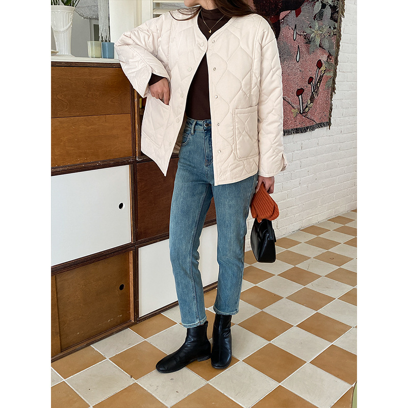 Moteriška stora pūkuota striukė su poliesterio-pamuko užpildais, išorinis audinys poliesterio pluoštai, ilgos rankovės, apykaklė crewneck, priekinis užtrauktukas su keliomis sagtimis