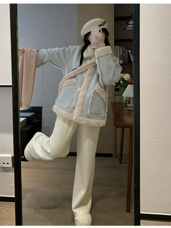 Striukė, poliesterio audinys, pagrindinis audinys 90-95%, ilgos rankovės, vidutinio ilgio