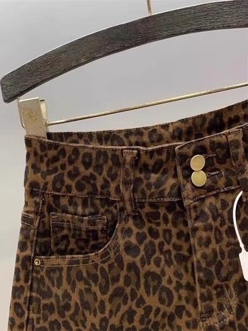 Denim lühikesed püksid - kõrge vöökoht, 3/4 pikkus, tihke lõige, sirge stiil