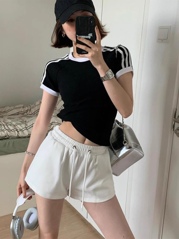 Дамски шорти с широк силует, висока талия, дължина три четвърти, лека памук-полиестер смес 50–70%, микроеластичност