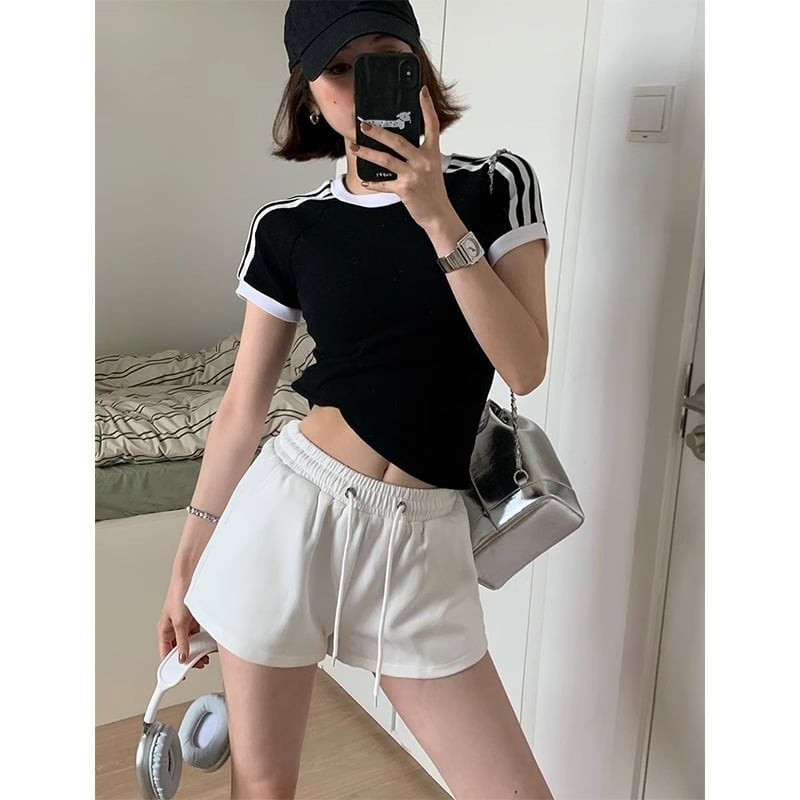 Дамски шорти с широк силует, висока талия, дължина три четвърти, лека памук-полиестер смес 50–70%, микроеластичност