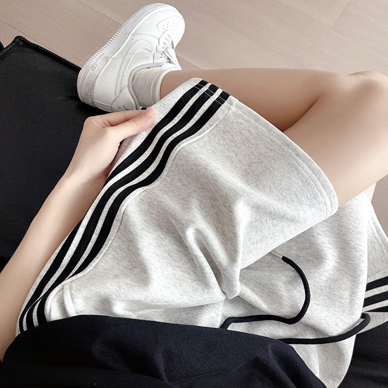 Moterų medvilniniai sportiniai šortai, aukštas liemuo, platūs A linijos siluetas, lengvas audinys, vasara 2025