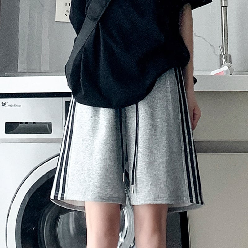 Moterų medvilniniai sportiniai šortai, aukštas liemuo, platūs A linijos siluetas, lengvas audinys, vasara 2025