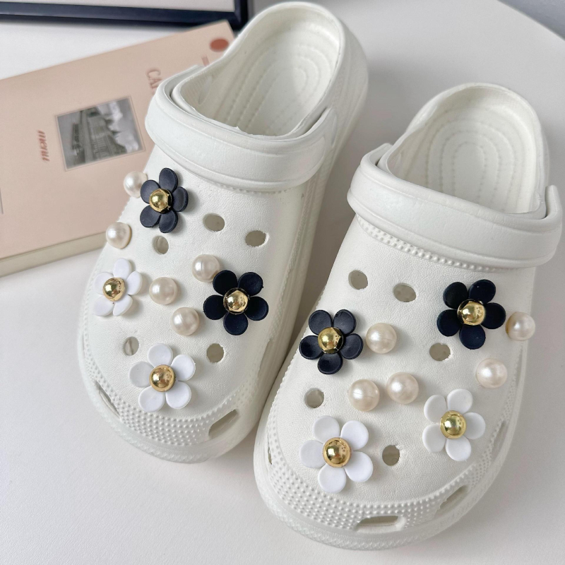 Crocs Charms – Αξεσουάρ για παπούτσια με τρύπες, σειρά Flower Pearl, Αποσπώμενο λουλούδι, Διακοσμητικό για κορδόνια, Συμβατό με σανδάλια, υφασμάτινα παπούτσια και άλλα, Hengge Mei