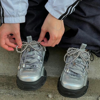 Jalatsite kinnitus pärlpaelaga, helmidega ja tutiga – aksessuaar jooksjatele ja igapäevastele jalanõudele