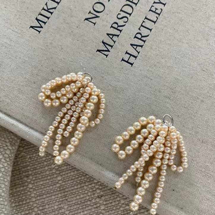 Jalatsite kinnitus pärlpaelaga, helmidega ja tutiga – aksessuaar jooksjatele ja igapäevastele jalanõudele