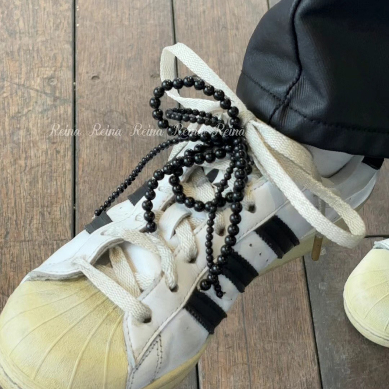 Jalatsite kinnitus pärlpaelaga, helmidega ja tutiga – aksessuaar jooksjatele ja igapäevastele jalanõudele