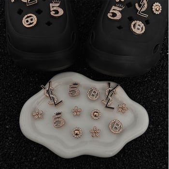 Crocs daisylille aksessuaarid - eemaldatav dekoratiivne klips, mudel An0207; Ühilduv: sandaalid, sussid, Crocs; Stiil: karikatuurne klips; Kõikide aastaaegade jaoks