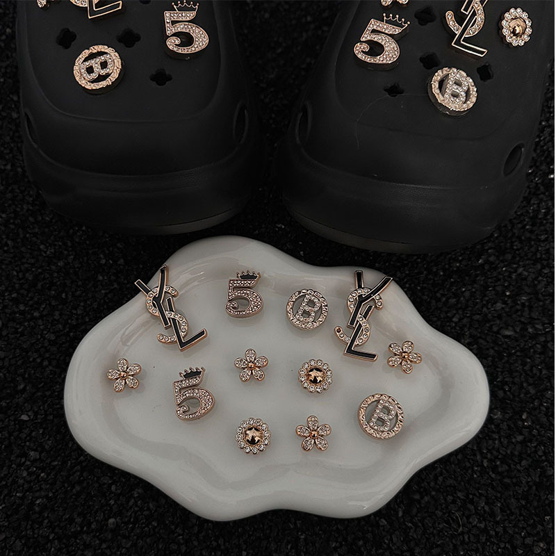 Crocs daisylille aksessuaarid - eemaldatav dekoratiivne klips, mudel An0207; Ühilduv: sandaalid, sussid, Crocs; Stiil: karikatuurne klips; Kõikide aastaaegade jaoks