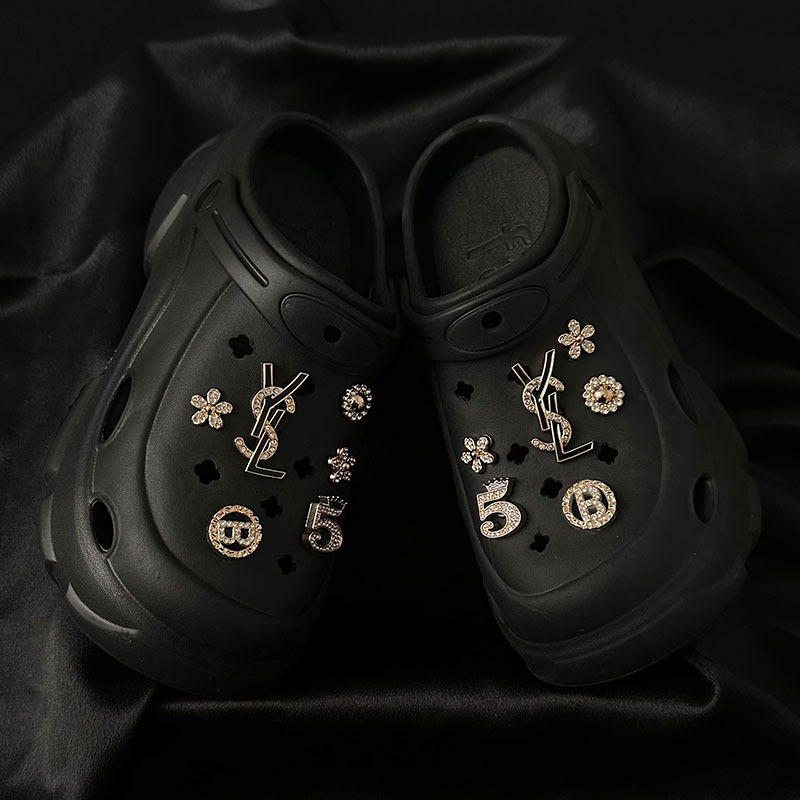 Crocs daisylille aksessuaarid - eemaldatav dekoratiivne klips, mudel An0207; Ühilduv: sandaalid, sussid, Crocs; Stiil: karikatuurne klips; Kõikide aastaaegade jaoks