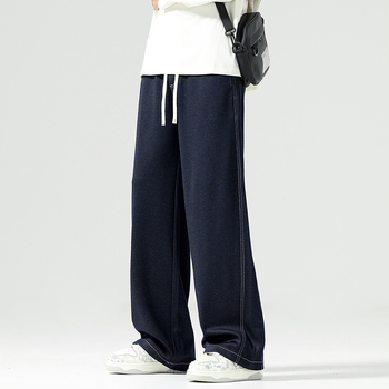 Jeansi bărbați: largi, drepti; închidere cu șnur; talie medie; material: 61% poliester, 36.8% viscose, 2.2% elastan