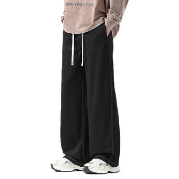 Jeansi bărbați: largi, drepti; închidere cu șnur; talie medie; material: 61% poliester, 36.8% viscose, 2.2% elastan