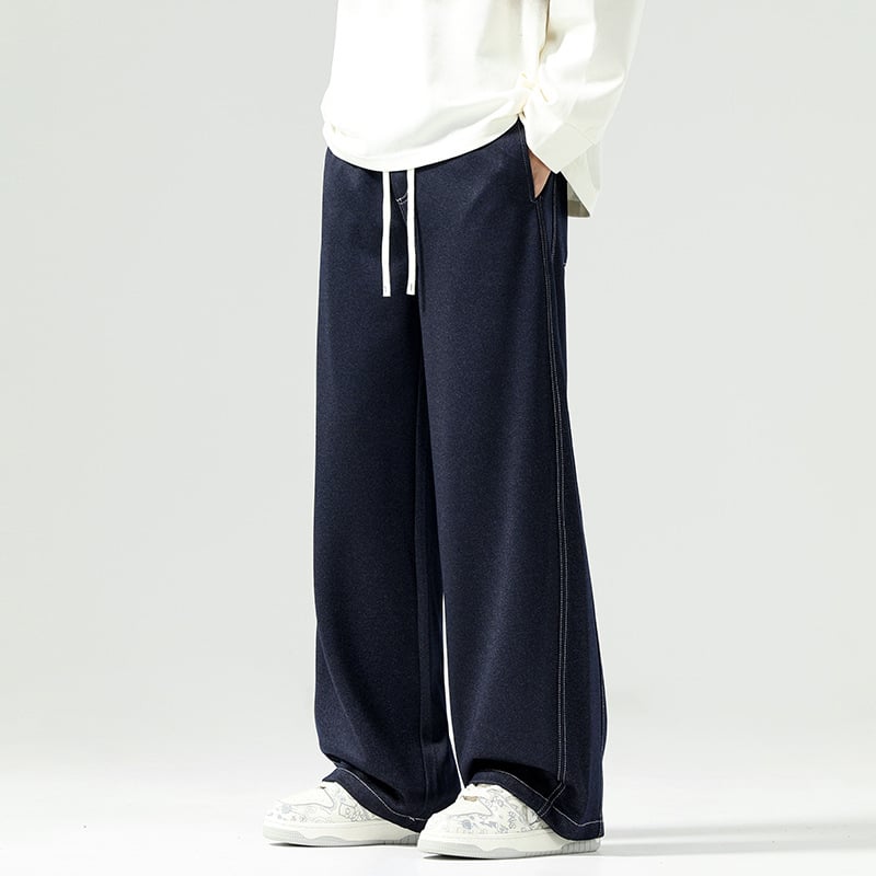 Jeansi bărbați: largi, drepti; închidere cu șnur; talie medie; material: 61% poliester, 36.8% viscose, 2.2% elastan