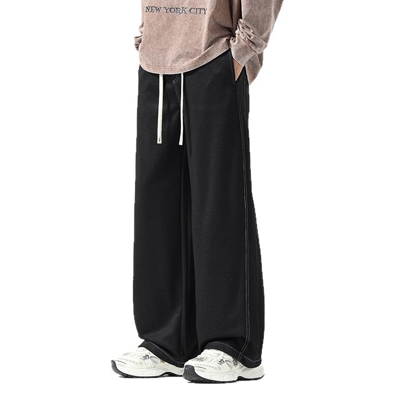 Jeansi bărbați: largi, drepti; închidere cu șnur; talie medie; material: 61% poliester, 36.8% viscose, 2.2% elastan