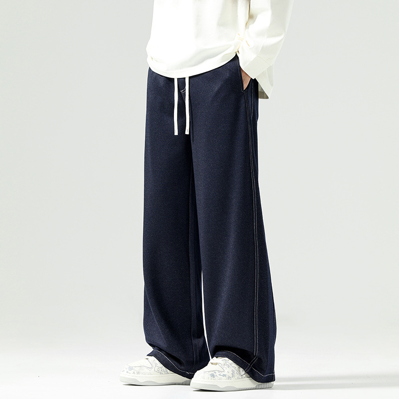 Jeansi bărbați: largi, drepti; închidere cu șnur; talie medie; material: 61% poliester, 36.8% viscose, 2.2% elastan