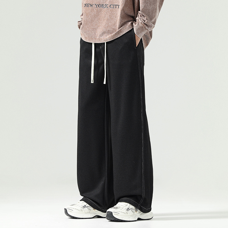 Jeansi bărbați: largi, drepti; închidere cu șnur; talie medie; material: 61% poliester, 36.8% viscose, 2.2% elastan