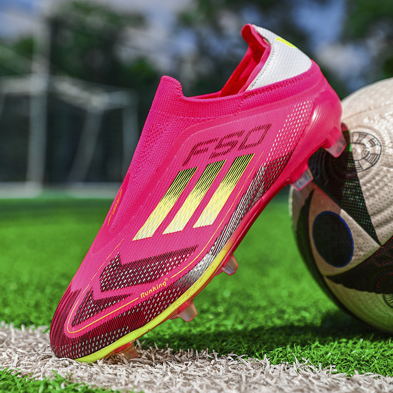 Futbolo bateliai su kvėpuojančia technologija, žemas viršus iš sintelinės odos, anti-slip gumos padai, treniruotėms ant žolės