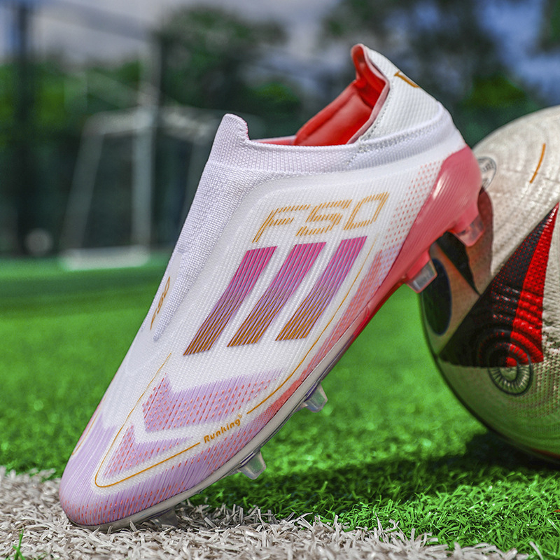 Futbolo bateliai su kvėpuojančia technologija, žemas viršus iš sintelinės odos, anti-slip gumos padai, treniruotėms ant žolės