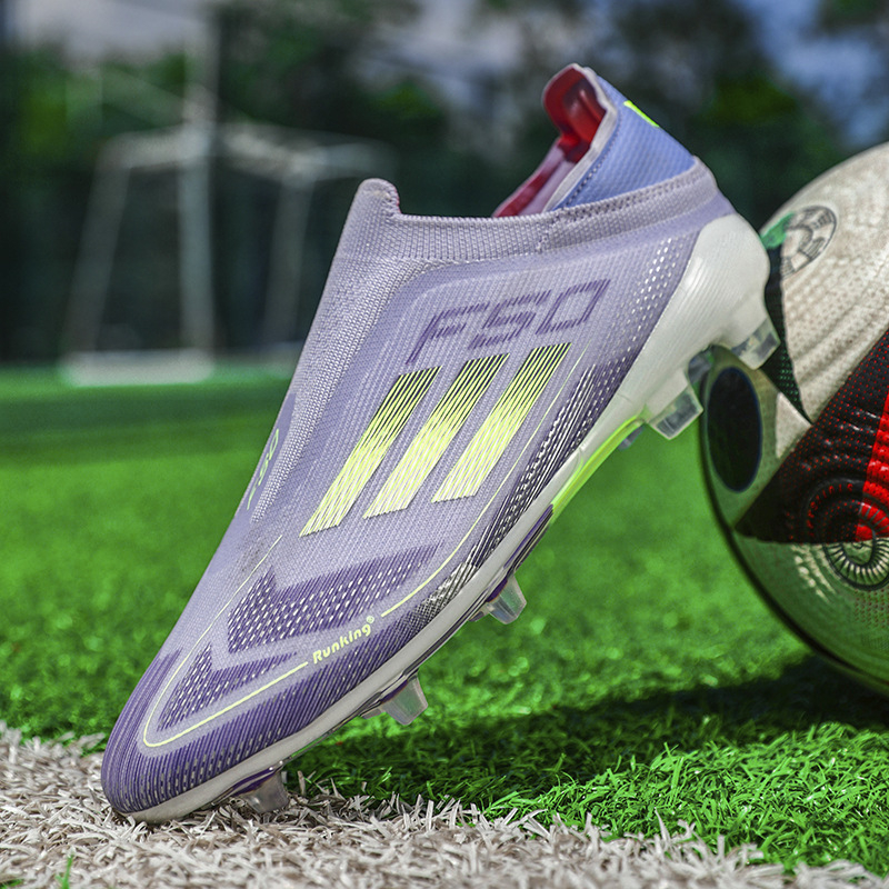 Futbolo bateliai su kvėpuojančia technologija, žemas viršus iš sintelinės odos, anti-slip gumos padai, treniruotėms ant žolės