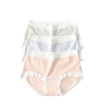 Moteriški medvilniniai apatininiai su vidutiniu juosmeniu, antibakteriniai ir kvėpuojantys; pagrindinis audinys 80–90% medvilnė; tarpinės įdėklas 100% medvilnė