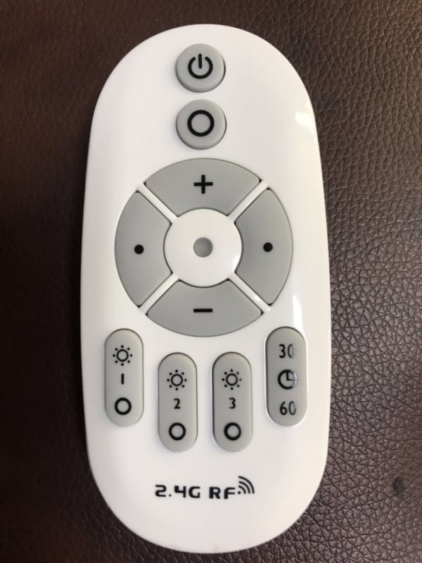 Bec LED cu telecomandă, dual-color reglabil, 6W, soclu E27, 500–1000 lm, fascicul 270°, IP44