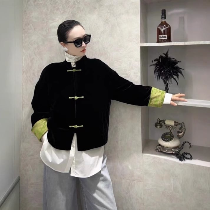 Poliestera jaka ar ziedu rakstu, garas piedurknes, apaļš kakls, vienrindu pogu aizdare, Ziemas kolekcija 2025