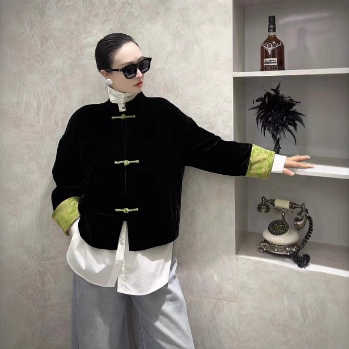 Poliesterinis palto su gėlių raštu, ilgos rankovės, apvali kaklo iškirptė, vienos eilės užsegimas, Žiemos kolekcija 2025