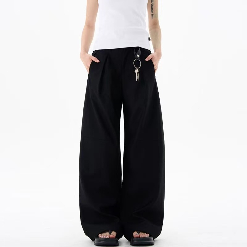 Pantaloni casual cu siluetă plisată, stil American retro Cleanfit, largi, drepți, lungi până la podea; țesătură din amestec fibre chimice, 82% poliester; pentru toate anotimpurile.