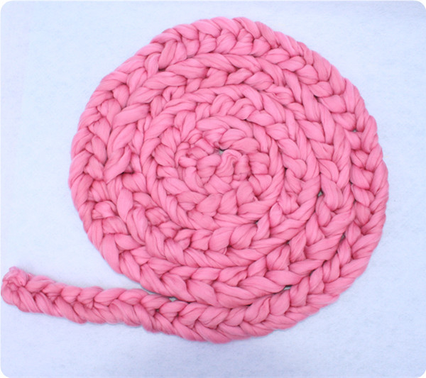 Megzta kūdikių antklodė – fotografijos rekvizitas, vilnos siūlai, raštas 20310, tinkama kūdikiams ir mažiems vaikams (1–3 metai, 80–100 cm)