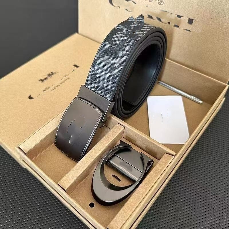 Ανδρική ζώνη από γνήσιο δέρμα με C-μοτίβο, διπλή αγκράφα και διπλής όψης ανάγλυφο φινίρισμα (Υλικό: Γνήσιο δέρμα; Στρώμα: δεύτερο στρώμα βοδινού δέρματος; Αγκράφα: κράμα; Κλείσιμο: snap button; Πλάτος: 2-4 εκ)